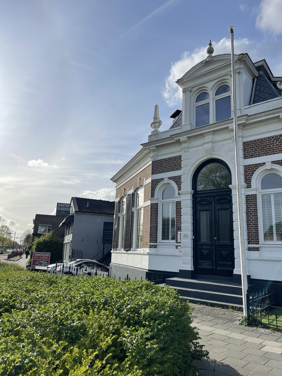 De monumentale voorgevel en ornamenten van Huis met de Vazen